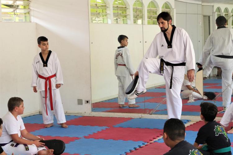 Rodrigo ministra aulas para crianças.