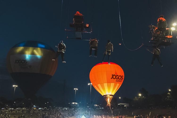 Banda suspensa por cabos e balões