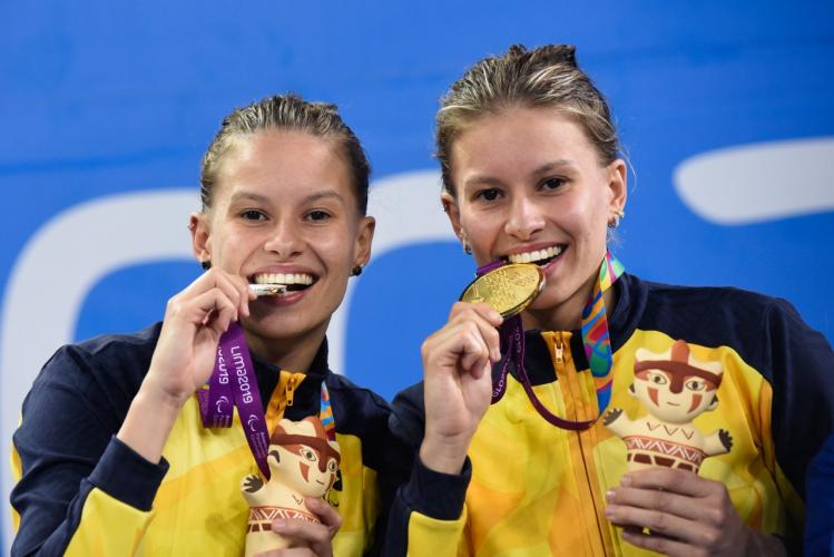 Beatriz e Debora Carneiro, mordendo suas medalhas.