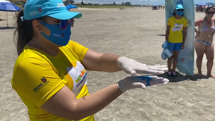 Acadêmicos de enfermagem ensinam lavagem das mãos no Verão Consciente