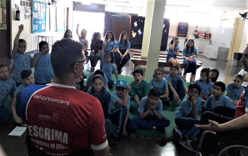 Atleta palestra para crianças