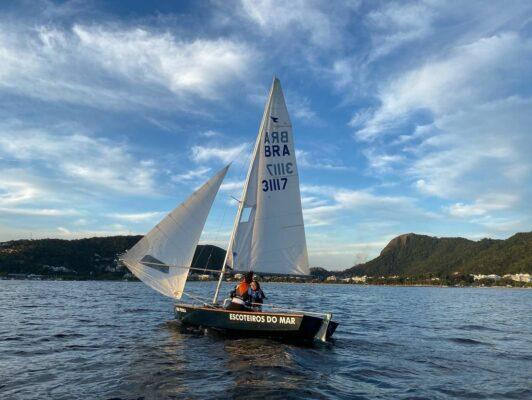 Vitória e Laís treinando para o Mundial da Vela
