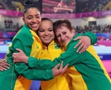 Carolyne Pedro, Thaís Fidelis e a técnica Iryna Yashenko. (Foto: Divulgação)