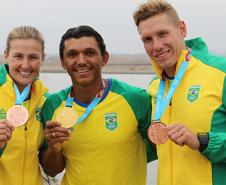 Ana Paula Vergutz e Vagner Souta, ao lado de Isaquias Queiroz, que conquistou o ouro. (Foto: Fábio Canhete/CBCa)  