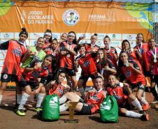 Pódio feminino com todo o time 