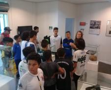 Alunos em meio aos objetos da exposição