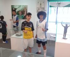 Dois alunos posam para foto