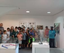 Alunos posam para foto.
