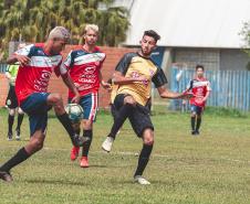 Dois atletas dividem a bola no futebol