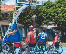 Cadeirantes jogando basquete