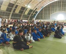 Atletas reunidos aguardando exame de faixas do jiu-jitsu