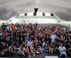 Toda a equipe reunida posada para a foto