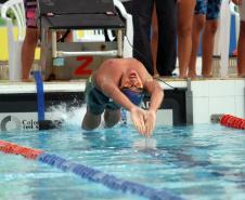 Atleta da natação caindo na piscina