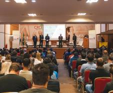 Imagem geral mostrando o palco com as autoridades em pé e o público