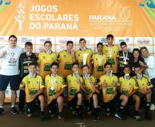 Equipe campeã fase final 2019 - Handebol de Mercedes ao lado do Professor Marlon Neves