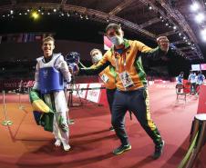 Rodrigo Ferla comemora a vitória de Nathan Torquato, ouro na categoria até 61 kg classe K44. 
