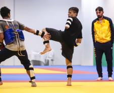 Treino da Seleção de Taekwondo no Centro de Treinamento Paralímpico Brasileiro. Na foto, Rodrigo Ferla ao fundo observando seu atleta, Nathan Torquato. 