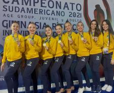 Seleção Brasileira Juvenil, com as ginastas do PR Fernanda Heinemann, Luiza Pugliese, Gabryela Rocha, Julia Kurunczi e Giovana Rafaela, e treinadora Juliana Coradine