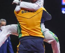 Luta pela medalha de bronze até 58kg, nos Jogos Paralímpicos de Tóquio. Na Foto, Silvana Fernandes abraça seu técnico, Rodrigo Ferla.