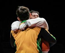  Nos Jogos Paralímpicos de Tóquio 2020, Arena Makuhari Messe, no dia 04/09/21, Débora Bezerra de Menezes comemora sua medalha de prata abraçando seu técnico, Rodrigo Ferla.  