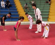 Secretaria do Esporte promove aulas gratuitas para crianças e jovens no Ginásio do Tarumã