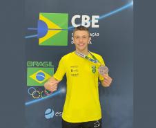 Fabrizio Lazzarotto, 24 anos, bicampeão brasileiro na categoria espada, é apoiado pelos programas Geração Olímpica e Paralímpica e Proesporte. 