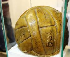 A reabertura do centro de memória foi marcada pela exposição “Os Craques da Bola”. Na ocasião, foram homenageados os ex-jogadores de futebol Aladim, Sicupira, Castro e Krüger, com fotos, documentos e objetos que marcaram a época em que os jogadores atuaram em clubes paranaenses.