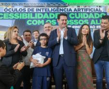 Estado entrega óculos com inteligência artificial para apoiar alunos cegos da rede estadual