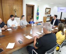 O governador Carlos Massa Ratinho Junior recebeu nesta segunda-feira (25) no Palácio Iguaçu dois atletas paranaenses que têm se destacado internacionalmente nas suas modalidades: a ginasta Bárbara Domingos, que se classificou para disputar as Olimpíadas de Paris de 2024, e o lutador de karatê Igor Samuel Schlosser, campeão mundial na categoria até 11 anos.