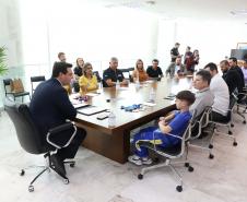 O governador Carlos Massa Ratinho Junior recebeu nesta segunda-feira (25) no Palácio Iguaçu dois atletas paranaenses que têm se destacado internacionalmente nas suas modalidades: a ginasta Bárbara Domingos, que se classificou para disputar as Olimpíadas de Paris de 2024, e o lutador de karatê Igor Samuel Schlosser, campeão mundial na categoria até 11 anos.