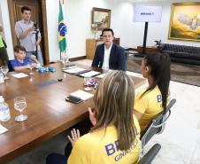 O governador Carlos Massa Ratinho Junior recebeu nesta segunda-feira (25) no Palácio Iguaçu dois atletas paranaenses que têm se destacado internacionalmente nas suas modalidades: a ginasta Bárbara Domingos, que se classificou para disputar as Olimpíadas de Paris de 2024, e o lutador de karatê Igor Samuel Schlosser, campeão mundial na categoria até 11 anos.