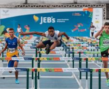 A delegação paranaense vai estrear nesta sexta-feira nos Jogos Escolares Brasileiros (JEBS), em Brasília. O campeonato organizado pela Confederação Brasileira do Desporto Escolar (CBDE) acontece entre os dias 27 de outubro e 8 de novembro com 15 modalidades oficiais e quatro demonstrativas.