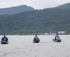 Natação em águas abertas, surf e pesca com caiaques agitam o Litoral no fim de semana