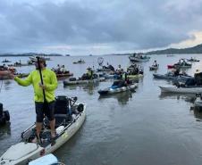 Natação em águas abertas, surf e pesca com caiaques agitam o Litoral no fim de semana