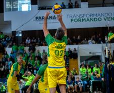 Estrelas do vôlei levam mais de 4 mil pessoas ao Ginásio do Tarumã em prol do Rio Grande do Sul