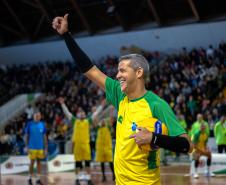 Estrelas do vôlei levam mais de 4 mil pessoas ao Ginásio do Tarumã em prol do Rio Grande do Sul
