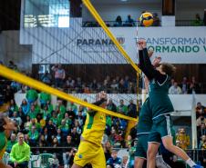 Estrelas do vôlei levam mais de 4 mil pessoas ao Ginásio do Tarumã em prol do Rio Grande do Sul