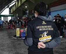 Corrida de Garçons reúne 45 profissionais e leva animação a Matinhos, no Litoral