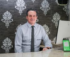 Na foto, o gerente do Hotel Loriza, Paulo Dobrowolki, também ressalta o aumento no número de hóspedes. "Estamos com mais de 80% de ocupação graças aos jogos do Governo do Estado. Sem esses eventos, os hotéis estariam quase vazios, como costuma acontecer nos finais de semana"...