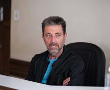 Na foto, Clainor Francisco, gerente do Hotel Pato Branco, destaca que a movimentação gerada pelas competições está alavancando o setor. "Estamos com mais de 70% da ocupação do hotel proveniente dos jogos. Isso é motivo de comemoração, pois estamos quase lotados em um final de semana..
