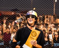 Skatista paranaense Gui Khury iguala recorde de Bob Burnquist em evento internacional