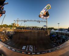 Skatista paranaense Gui Khury iguala recorde de Bob Burnquist em evento internacional