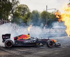 A principal atração será a exibição do lendário carro de Fórmula 1 RB7, que será pilotado por Patrick Friesacher
