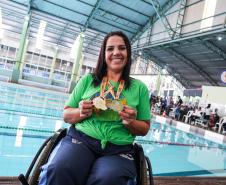 Após deixar a UTI, nadadora Roslaine Volpato volta às piscinas e conquista ouros nos jogos