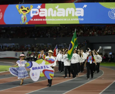 Delegação brasileira desfilando na abertura dos jogos