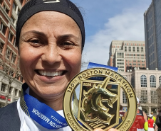 Marcia Simoni, servidora da SEES, com a medalha da Maratona de Boston