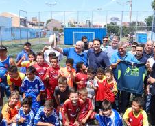 O governador Carlos Massa Ratinho Junior, o prefeito de Curitiba, Rafael Greca, e o presidente da Paraná Esporte, Helio Wirbiski, inauguraram neste sábado (02) um parque esportivo no Bairro Novo. A estrutura conta com quadra de futebol com grama sintética, pista de skate com oito obstáculos e quadra poliesportiva. Curitiba,02/02/2019   -  Foto: Rodrigo Félix Leal/ANPr