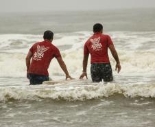 Surf e vôlei sentado