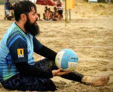 Surf e vôlei sentado