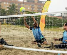 Surf e vôlei sentado